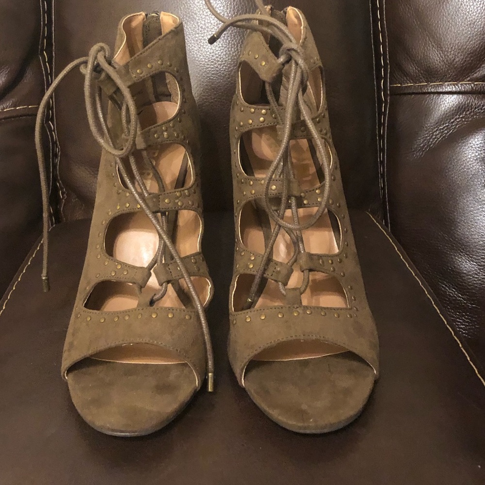 Army green lace up square heel shoes never worn